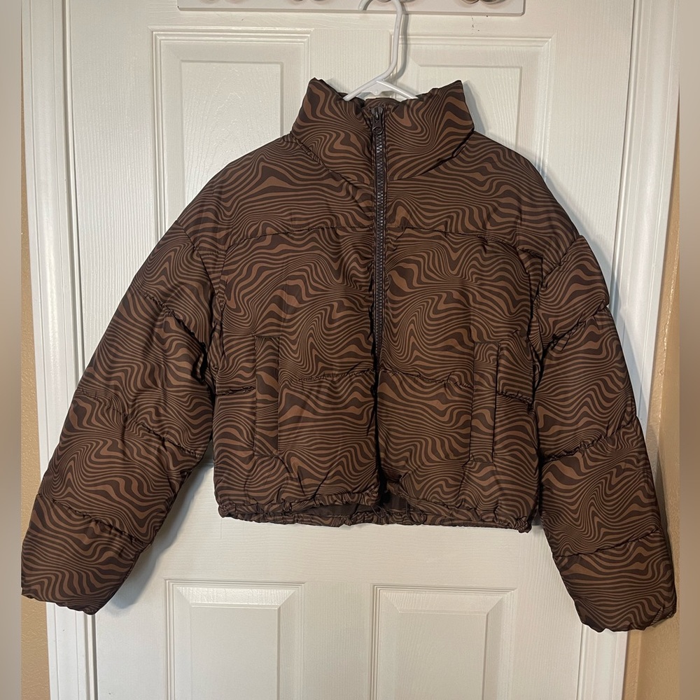Warm H&M Brown puffer jackets with brown swirl design in size small